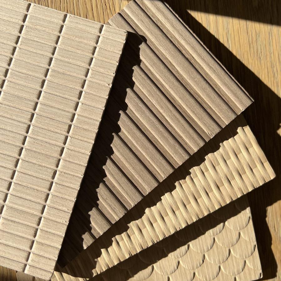Houten paneel met reliëf